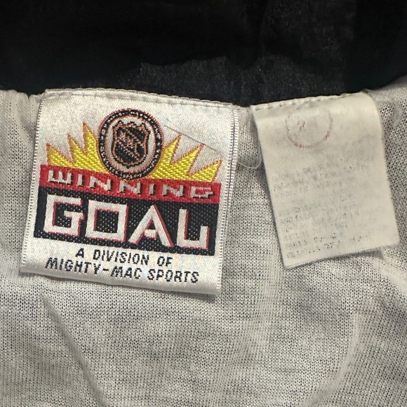 Vintage Winning Goal Pittsburgh Penguins NHL Kids Jacket Black Yellow - Picture 3 of 4